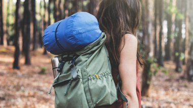 Genç kadın backpacker