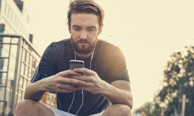 Sportif adam müzik dinleme