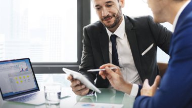 Ofiste çalışan iş adamları.