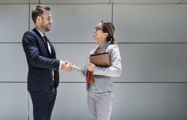 İş Adamları Tokalaşıyor