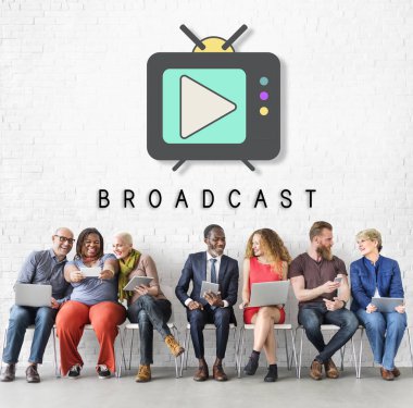 kişi iskemlede oturuyor