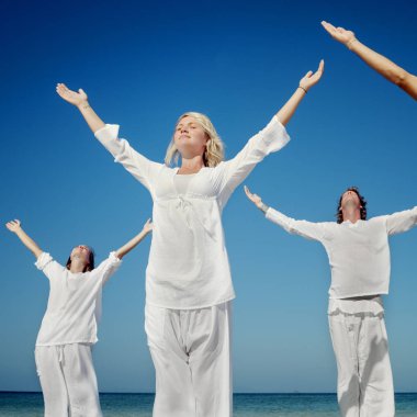 Kumsalda Yoga yapan insanlar