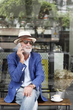 Cep telefonunuzda konuşan üst düzey adam 