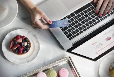 Dizüstü bilgisayar kullanan kadın