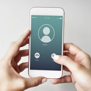 kişi holding cep telefonu