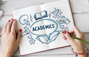 Günlüğe notlar yazan kadın