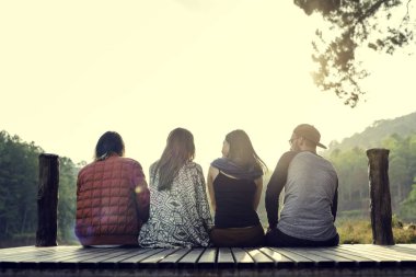 amigos sentados en fila 