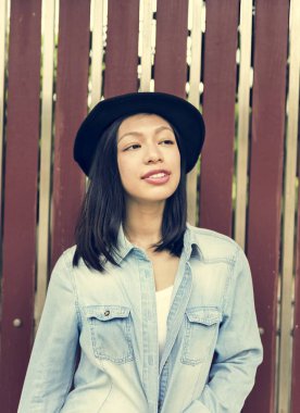 şapkalı Asyalı kadın 