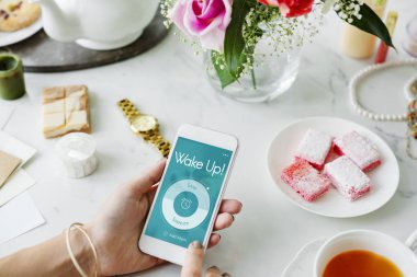 Akıllı telefon kullanan kadın