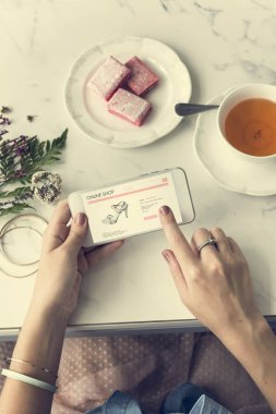 İnternetten alışveriş yapan kadın