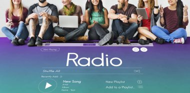 insanlar cihazlar ile katta oturur