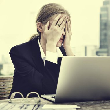 Depresyonda ve stresli bir iş kadını