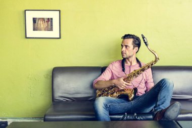 Yakışıklı Jazzman saksafon holding