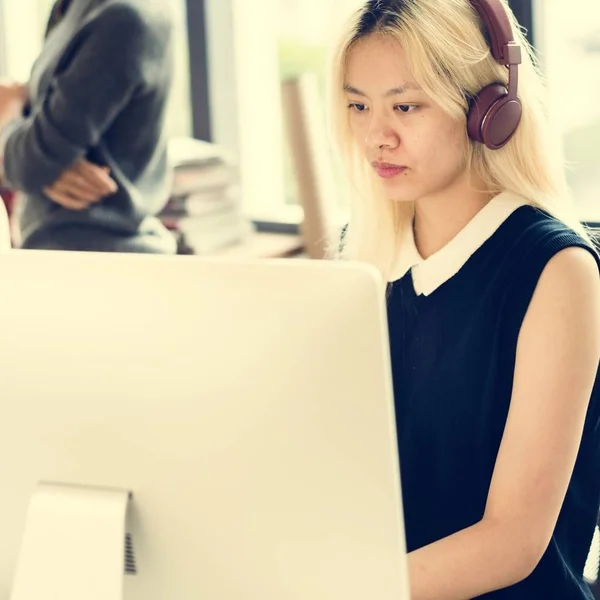 Frau arbeitet am Computer — Stockfoto