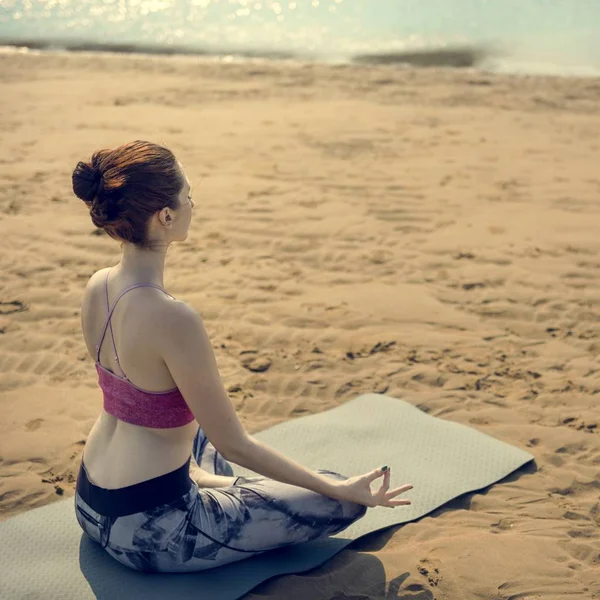 Femeia care face yoga pe plajă — Fotografie, imagine de stoc