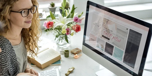 Vrouw die met een computer werkt — Stockfoto