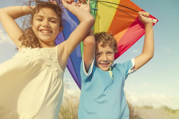 Bambini che giocano con i palloncini — Foto Stock