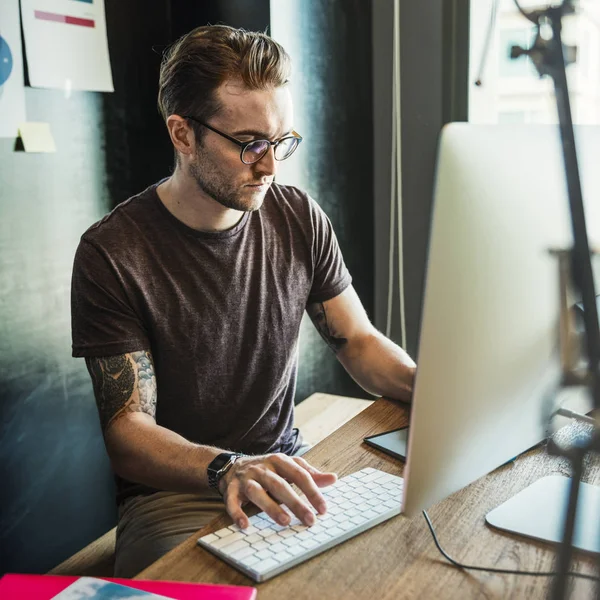 Man werkt op de computer — Stockfoto