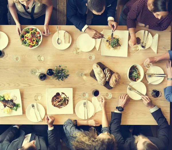 Pessoas multiétnicas que têm comida — Fotografia de Stock