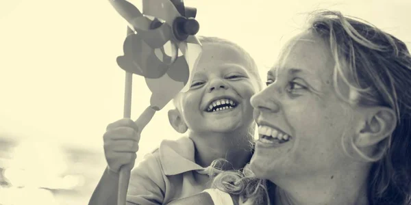 Madre e hijo divirtiéndose en la playa — Foto de Stock