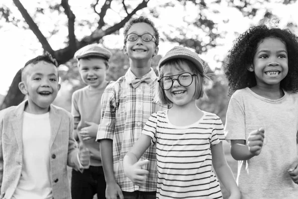 Los niños juegan en el parque — Foto de Stock