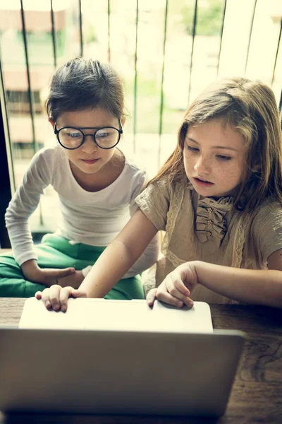 Meisjes met behulp van laptop — Stockfoto