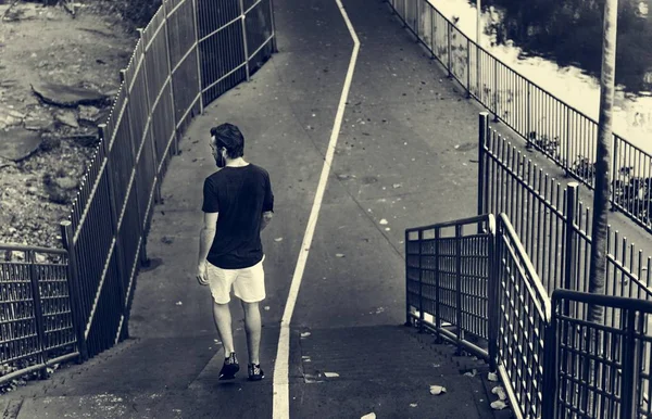Sokakta atletik erkek — Stok fotoğraf