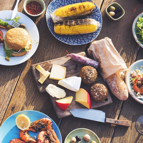 Креветки, кукуруза и сыр на столе — стоковое фото