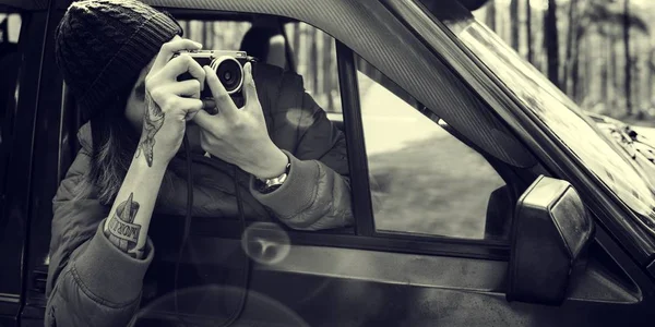 Людина робить фотографії з автомобіля — стокове фото