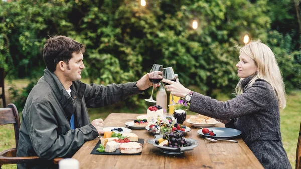 Par ha romantisk middag utomhus — Stockfoto