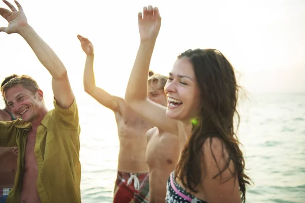 Gente bailando en la playa —  Fotos de Stock