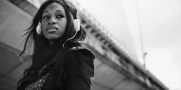 Afrikansk kvinna lyssnar musik — Stockfoto
