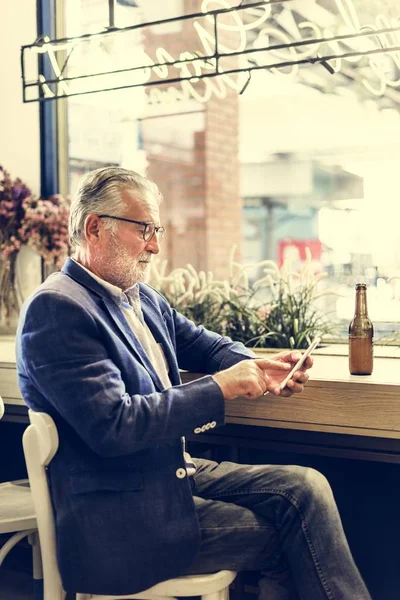 Uomo che utilizza il telefono cellulare — Foto Stock