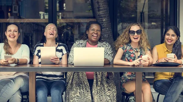 Mujeres que utilizan dispositivos digitales —  Fotos de Stock