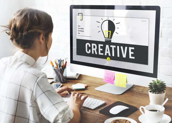 Girl working in studio with computer — Stock Photo, Image