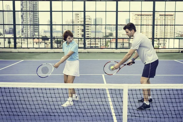 Mensen spelen in Tennisbaan — Stockfoto