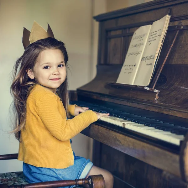 Очаровательная девушка играет на пианино — стоковое фото