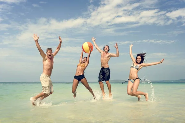 Lidé si s míčem na pláži — Stock fotografie