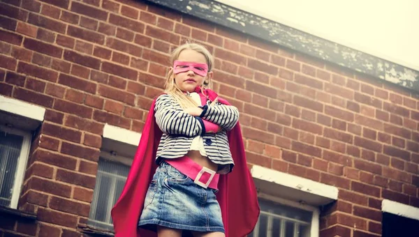超级英雄女孩在户外 — 图库照片