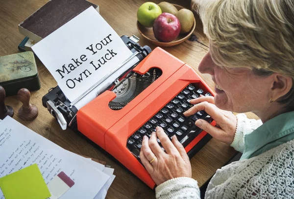 기자 여자 typewriting 기계에 입력 — 스톡 사진