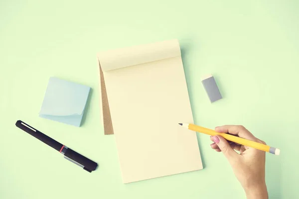 Vrouw die aantekeningen schrijft in dagboek — Stockfoto