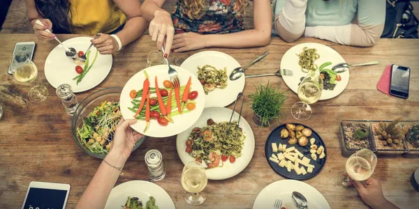 Mulheres jantando — Fotografia de Stock