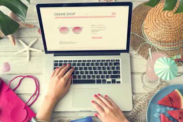 Vrouw met laptop — Stockfoto