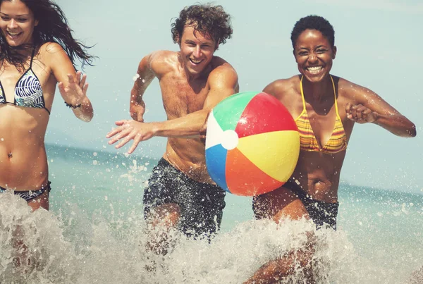 Ludzi grających w piłkę na plaży — Zdjęcie stockowe
