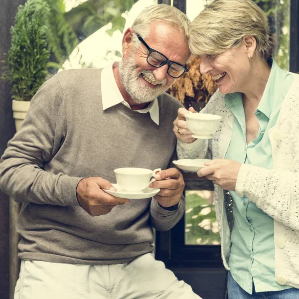 Cuplu de bătrâni care beau ceai — Fotografie, imagine de stoc