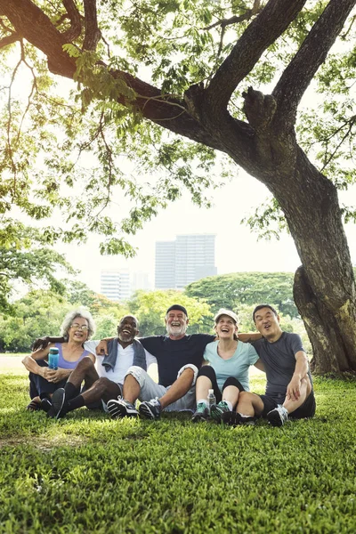 Amici anziani sportivi al parco — Foto Stock
