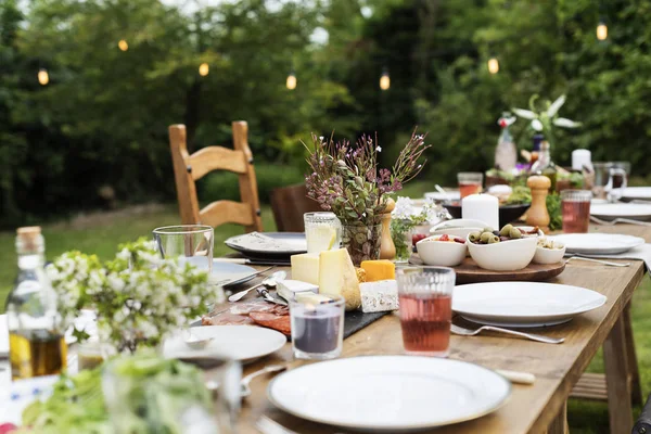 Mesa servida con comida para el almuerzo — Foto de Stock