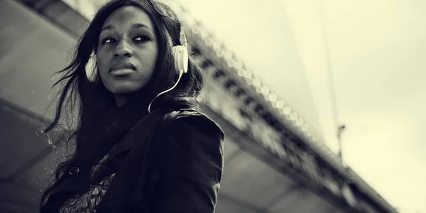 Mujer africana escuchando música — Foto de Stock