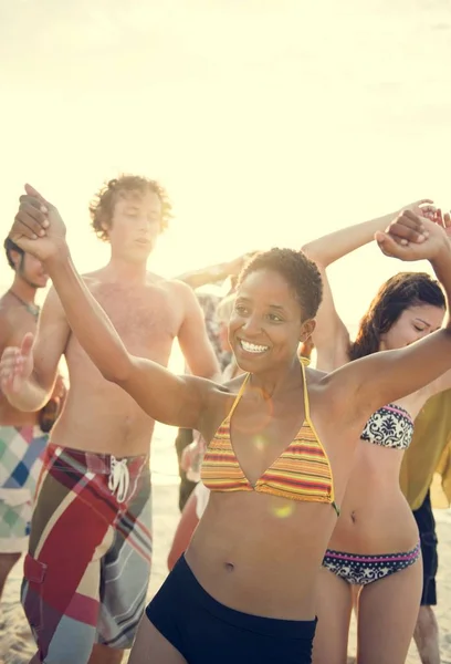 Ανθρώπους να χορεύουν σε Beach Party — Φωτογραφία Αρχείου