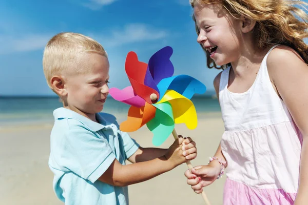 Dzieci bawiące się na plaży — Zdjęcie stockowe